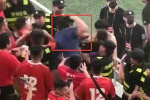 乐鱼-恶劣！蓉城球迷看台上，一名穿蓝衣服的球迷挥拳打人后转身离开