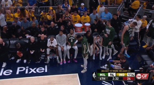 乐鱼官方网站-输不起？贝弗利怒砸球迷乱怼记者 即将领到罚单