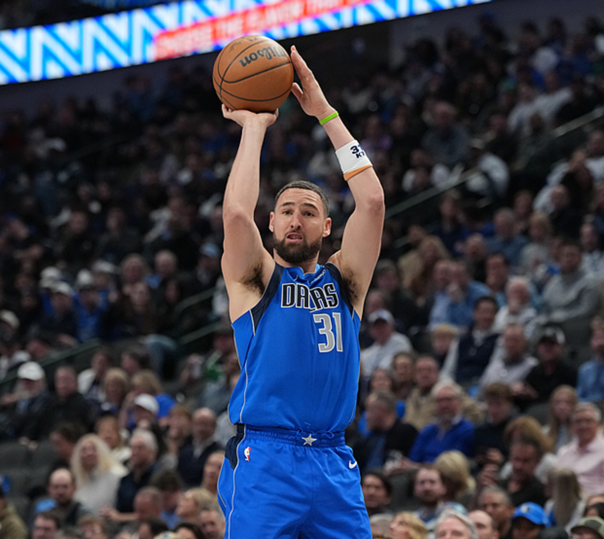 乐鱼APP下载-西部排名又变了：湖人爆冷输球，勇士三喜临门，2队排名互换